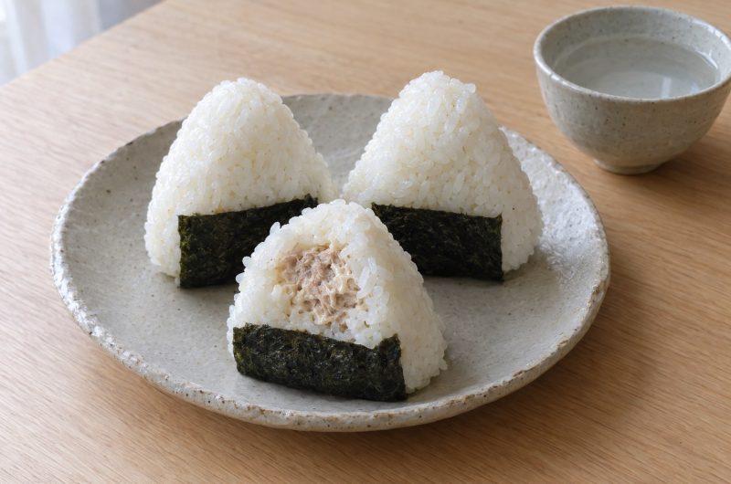 Onigiri thon mayonnaise façonnés à la main