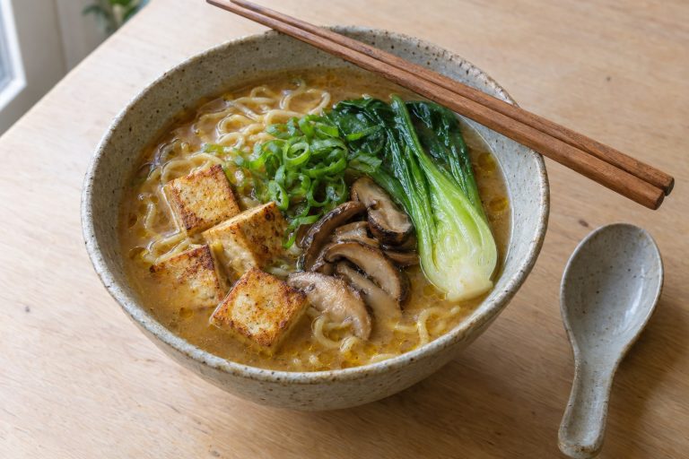 Bol de ramen végétarien au bouillon miso, tofu grillé, shiitakes, pak choï et cébette