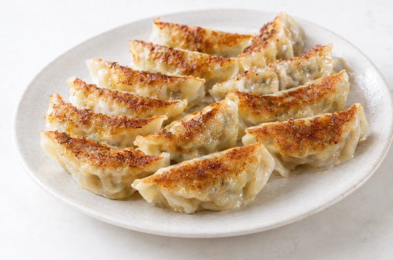 Gyoza au porc et au chou, poêlés puis cuits à la vapeur