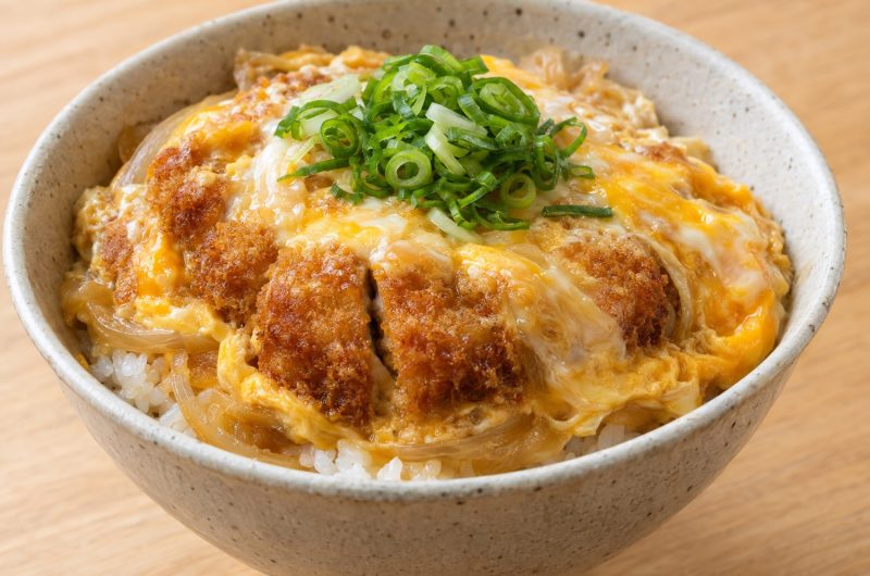 Katsudon : bol de riz au porc pané et œuf coulant