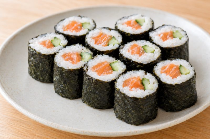 Makis maison au concombre et au saumon, roulés à la natte (hosomaki)
