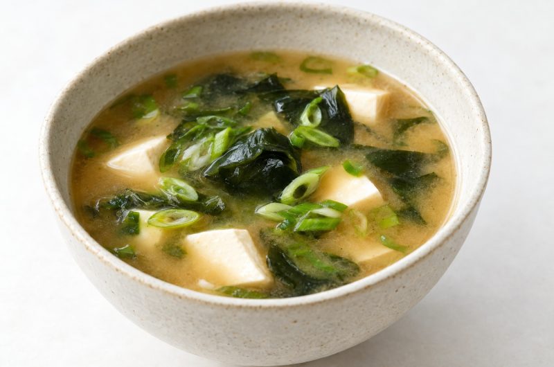 Soupe miso au tofu, wakame et cébette