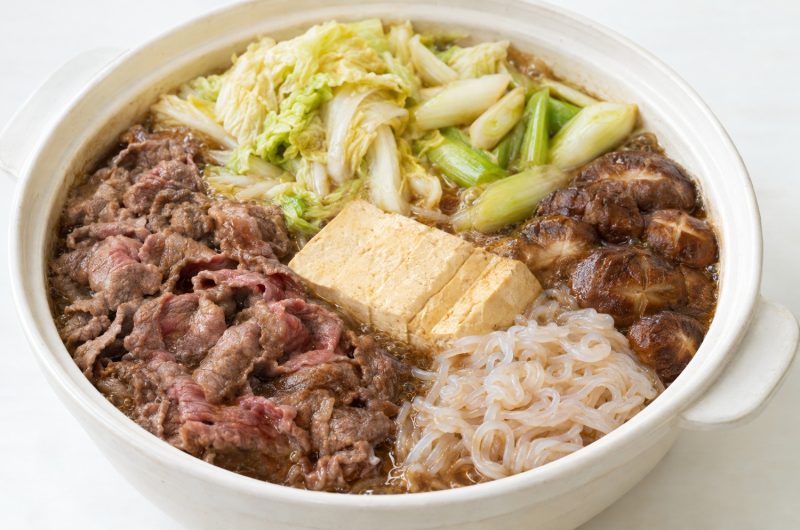 Sukiyaki, bœuf et légumes mijotés à la sauce sucrée-salée